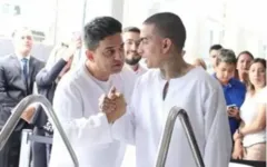 O artista revela que renovou a sua fé em Deus e que amadureceu quando emplacou os primeiro hits, "Tá Patrão" e "Plaquê de 100", entre 2011 e 2012.