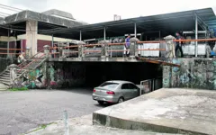 Além de não ter manutenção pela Prefeitura, espaço está com a estrutura danificada, assustando feirantes e frequentadores. 