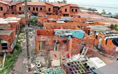 Poucas residências do projeto, que pretendia tirar famílias de cima de palafitas, foram entregues. 