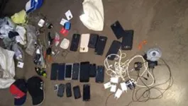 Imagem ilustrativa da notícia Polícia encontra onze celulares em cela de presídio 