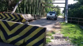 O abandono de obra da ponte em Mosqueiro traz riscos e transtornos a quem precisa passar no local. 