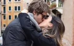 Casal durante viagem a Veneza.
