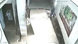 Imagens de câmera de segurança flagram o momento em que o funcionário fica "esmagado" entre os dois caminhões. 