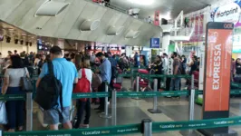 Passageiros relataram transtornos após aeroporto ficar sem energia elétrica. 