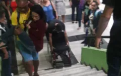 Foto foi registrada no final do semestre passado quando a turma precisou ter uma aula no andar superior