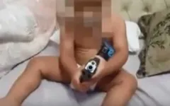 Pai exibe filho brincando com uma pistola carregada, segundo a polícia. 