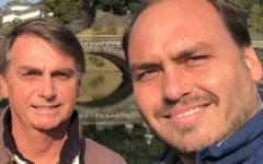 Carlos Bolsonaro está sendo investigado pela suspeita do uso de funcionários fantasmas em seu gabinete e da prática de "rachadinha" -quando o servidor devolve parte do salário para o parlamentar.