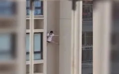 O chinês acabou despencando por vários andares. 