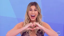 Apresentadora exibiu o bumbum durante um procedimento estético. 