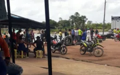 Imagem ilustrativa da notícia Lama e 'gato de energia': moradores protestam em frente à prefeitura contra abandono em Acará