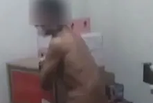 No vídeo, a vítima afirma que furtou chocolates do estabelecimento, o que motiva a tortura por parte dos seguranças