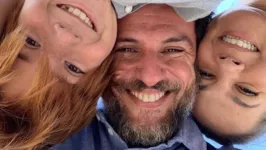 A semelhança entre Rodrigo Lombardi e o irmão impressionou os internautas.