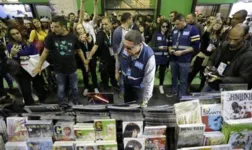 Fiscais da prefeitura do Rio de Janeiro visitaram a feira , na sexta e no sábado, em busca de títulos considerados "impróprios"