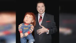 Silvio Santos tira foto com o boneco Chucky, que volta a assustar em duas pegadinhas inéditas no SBT.