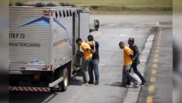 Denúncia aponta superfaturamento na compra de uniformes para detentos do estado, ao custo de R$ 3 milhões.