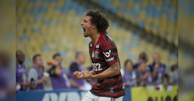 Imagem ilustrativa da notícia Flamengo bate o Grêmio no Maracanã e reduz distância para o líder Santos; veja os gols