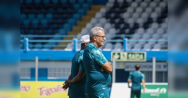 Imagem ilustrativa da notícia Hélio dos Anjos lamenta empate em casa e critica arbitragem