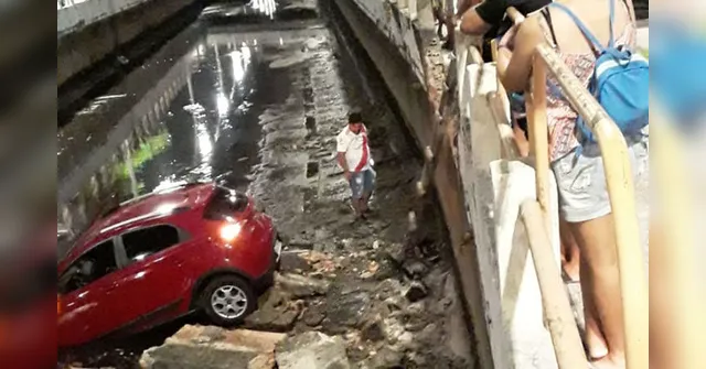 Imagem ilustrativa da notícia Carro cai no canal da Tamandaré e outro capota na Manoel Barata em Belém