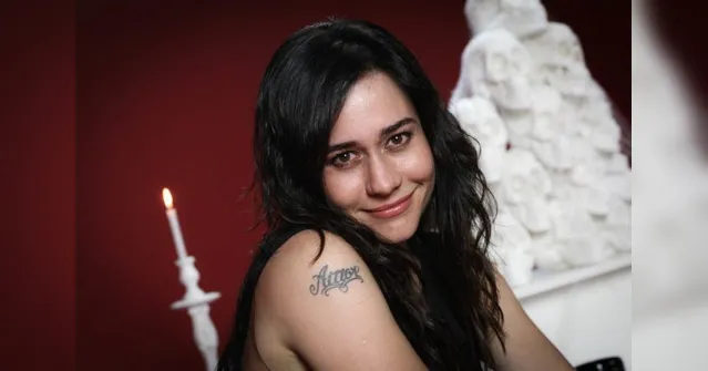 Imagem ilustrativa da notícia Alessandra Negrini posa só de lingerie e cinta-liga aos 49 anos