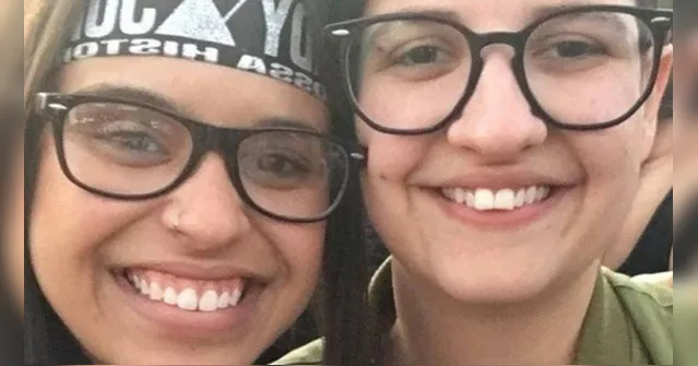 Imagem ilustrativa da notícia Fã de Sandy e Junior é pedida em casamento durante show 