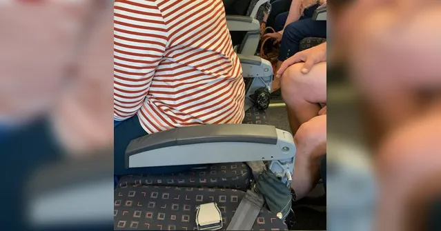Imagem ilustrativa da notícia Passageiro de avião publica foto de assentos sem encostos e companhia aérea responde