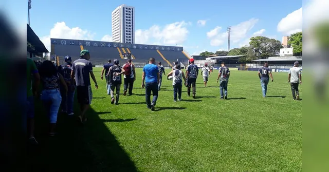 Imagem ilustrativa da notícia Torcedores azulinos entram em treino no Baenão para cobrar time