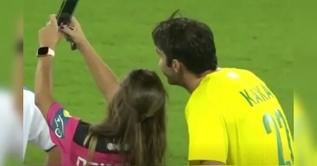 Imagem ilustrativa da notícia Árbitra puxa celular e faz selfie com jogador brasileiro no meio de jogo. Veja o vídeo