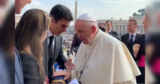 Imagem ilustrativa da notícia Abençoados! Papa Francisco recebe de Helder camisas de Remo e Paysandu