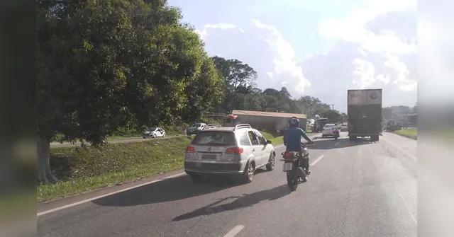 Imagem ilustrativa da notícia Carreta cai em canteiro da BR-316 próximo a residencial de Marituba