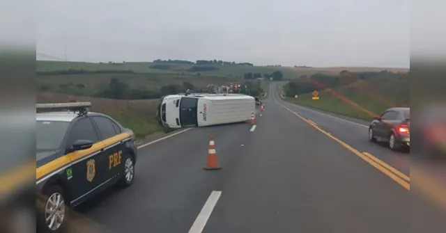 Imagem ilustrativa da notícia Time sofre acidente com micro-ônibus na BR e atletas ficam feridos