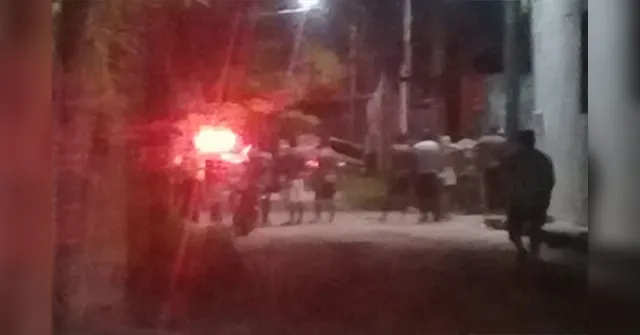 Imagem ilustrativa da notícia Bandidos fazem condutor refém e batem carro durante tentativa de fuga