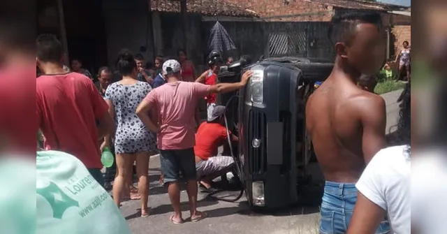 Imagem ilustrativa da notícia Colisão deixa carro capotado e vítima entre ferragens próximo à feira de Ananindeua