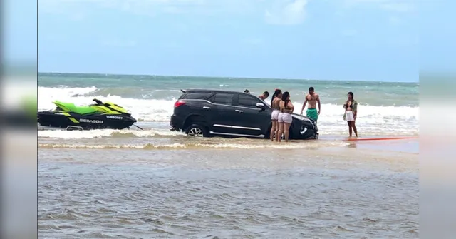 Imagem ilustrativa da notícia Carro SUV é levado facilmente pelo mar em Salinas. Veja o vídeo!