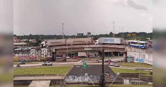 Imagem ilustrativa da notícia Acidente no elevado do Entroncamento deixa trânsito parado; acompanhe 