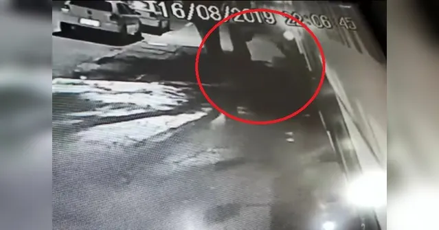 Imagem ilustrativa da notícia Imagens fortes! Vídeo mostra jovem sendo assassinado a tiros