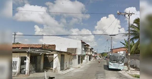 Imagem ilustrativa da notícia Jovem transexual é arrastado por rua, amarrado em poste e assassinado