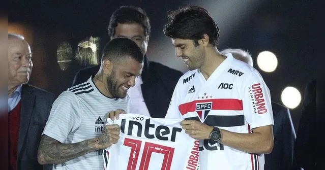 Imagem ilustrativa da notícia Assista a festa de apresentação de Dani Alves no Morumbi