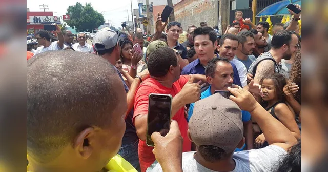 Imagem ilustrativa da notícia Autor do hit ‘Caneta Azul’ é ovacionado por multidão em cidade; veja vídeos