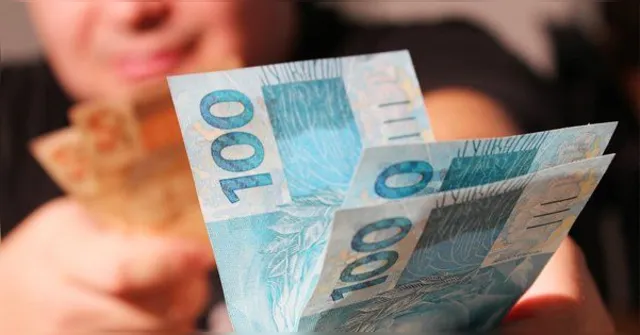 Imagem ilustrativa da notícia INSS começa a pagar 1ª parcela do 13º para quem ganha mais do que 1 mínimo