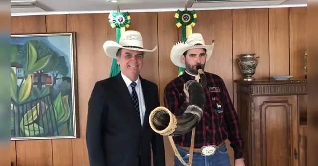Imagem ilustrativa da notícia Padre toca berrante para os seguidores de Bolsonaro em vídeo com o presidente. Assista!