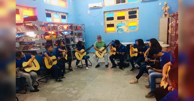 Imagem ilustrativa da notícia Projeto que oferece aulas gratuitas de violão pede ajuda para comprar instrumentos