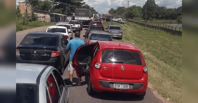 Imagem ilustrativa da notícia Protesto interdita estrada que leva a Mosqueiro; engarrafamento é quilométrico 