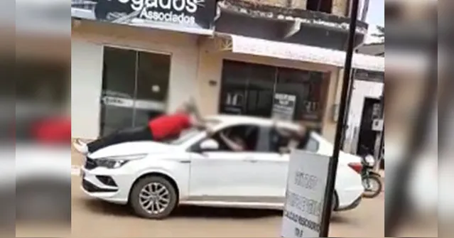 Imagem ilustrativa da notícia Bandidos tentam assaltar banco e fazem reféns de 'escudo humano'; veja o vídeo!