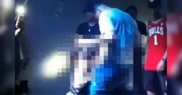 Imagem ilustrativa da notícia Vídeo mostra mulher fazendo sexo oral em cantor no meio do show
