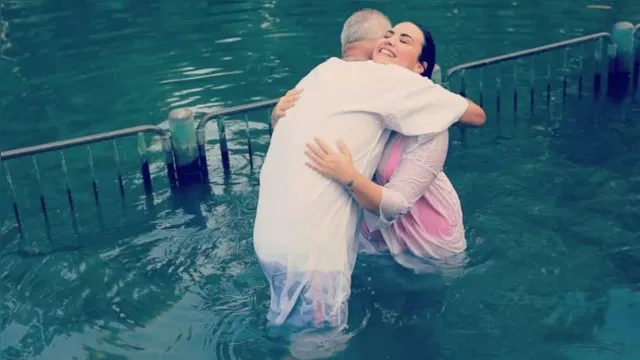 Imagem ilustrativa da notícia Demi Lovato é batizada nas águas Jordão