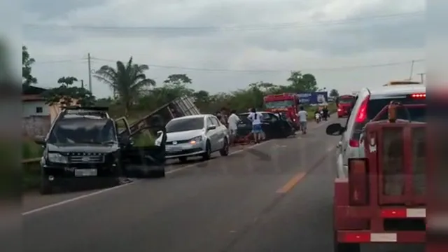 Imagem ilustrativa da notícia Vídeo:carreta desgovernada atinge carros e deixa 18 feridos na BR-316