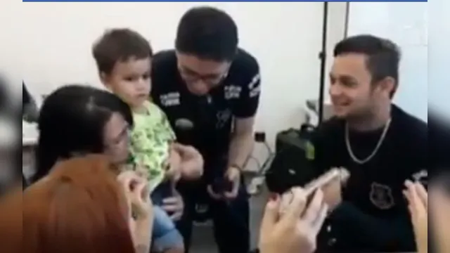 Imagem ilustrativa da notícia Vídeo: policiais civis cantam e dançam 'Baby Shark' para colher digital de criança autista