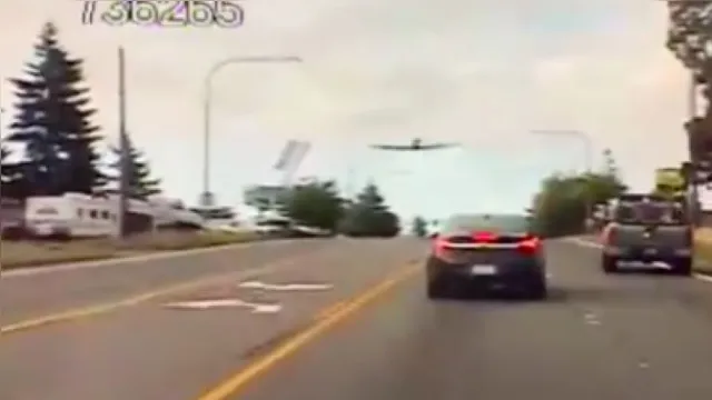 Imagem ilustrativa da notícia Vídeo: avião faz pouso forçado em estrada movimentada