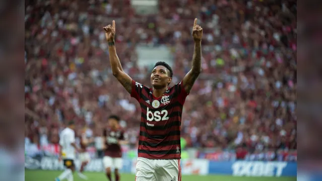 Imagem ilustrativa da notícia Flamengo
supera Botafogo com gol no fim e mantém oito pontos na liderança