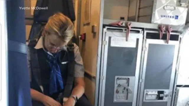 Imagem ilustrativa da notícia Vídeo: aeromoça bêbada desmaia na cadeira e passageiros têm que cuidar dela